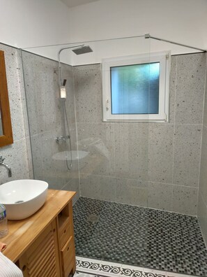 Badewanne, Haartrockner, Bidet, Handtücher