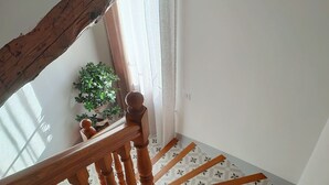 Eine Treppe mit Holzbalkonen und gemusterten Fliesen.