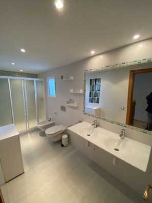 Ensemble douche/baignoire, sèche-cheveux, bidet, serviettes fournies