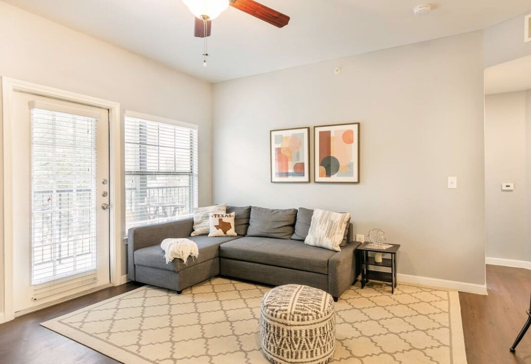 Spacious one bedroom 1 mile from the Domain