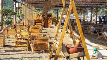 Praia particular, espreguiçadeiras, guarda-sóis, bar na praia