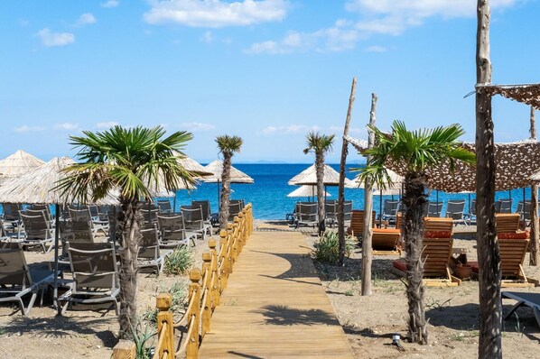 Playa privada, sillas reclinables de playa, sombrillas, bar en la playa