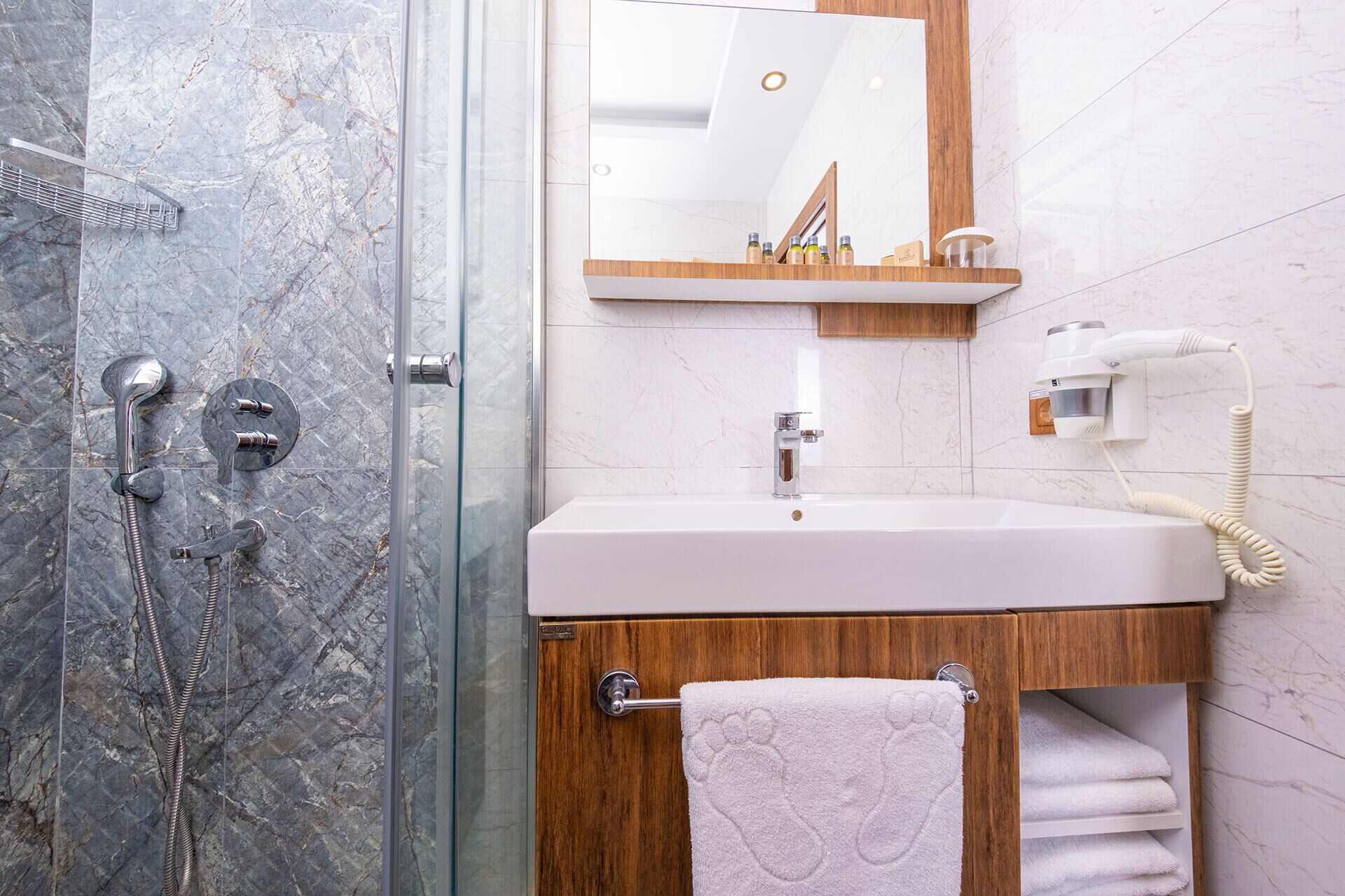 1 bedroom, hypo-allergenic bedding, select comfort beds, minibar