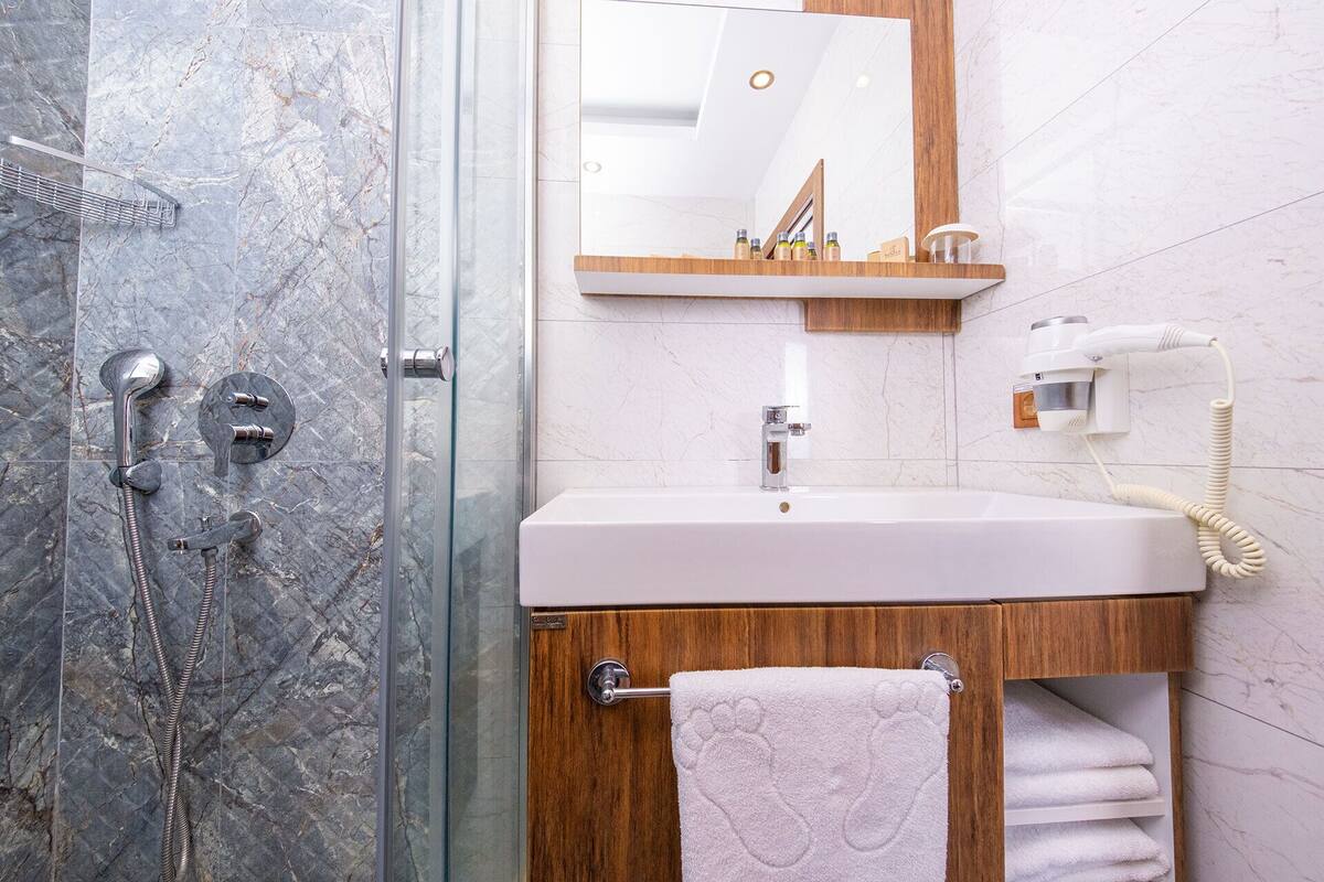 1 bedroom, hypo-allergenic bedding, select comfort beds, minibar