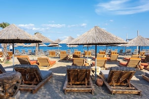 Playa privada, sillas reclinables de playa, sombrillas, bar en la playa
