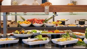 A buffet with various dishes and a glass display case. - Club Kavala Beach Hotel Assos (Ayvacik)