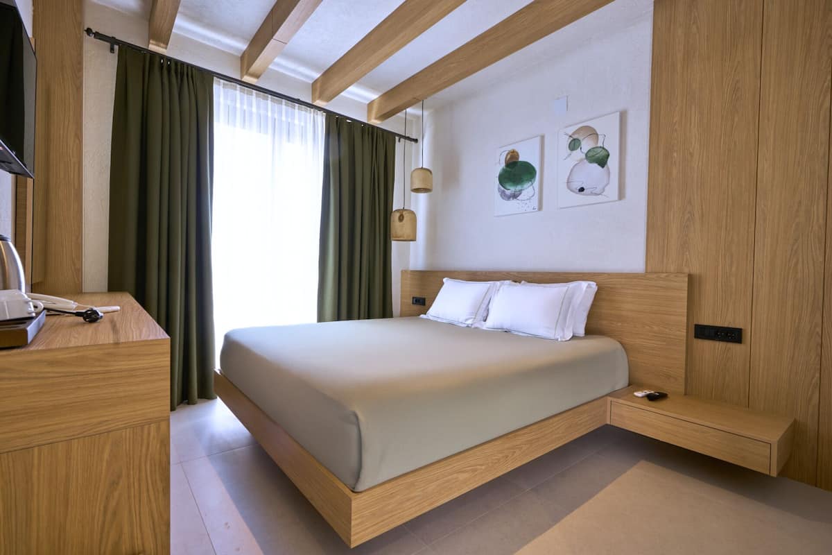 1 bedroom, hypo-allergenic bedding, Select Comfort beds, minibar