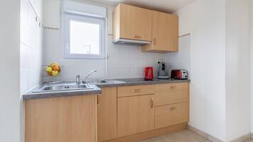 Refrigerador, microondas, horno, cafetera/tetera