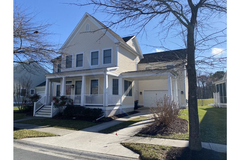 Beautiful 5 bedroom house on golf course - 3 miles to beach!
