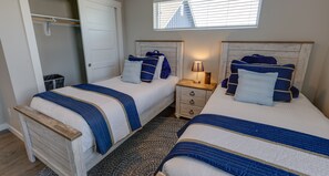 3 bedrooms, iron/ironing board, Internet, bed sheets - Clamalot - Oyhut Bay Seaside Village (Ocean Shores)