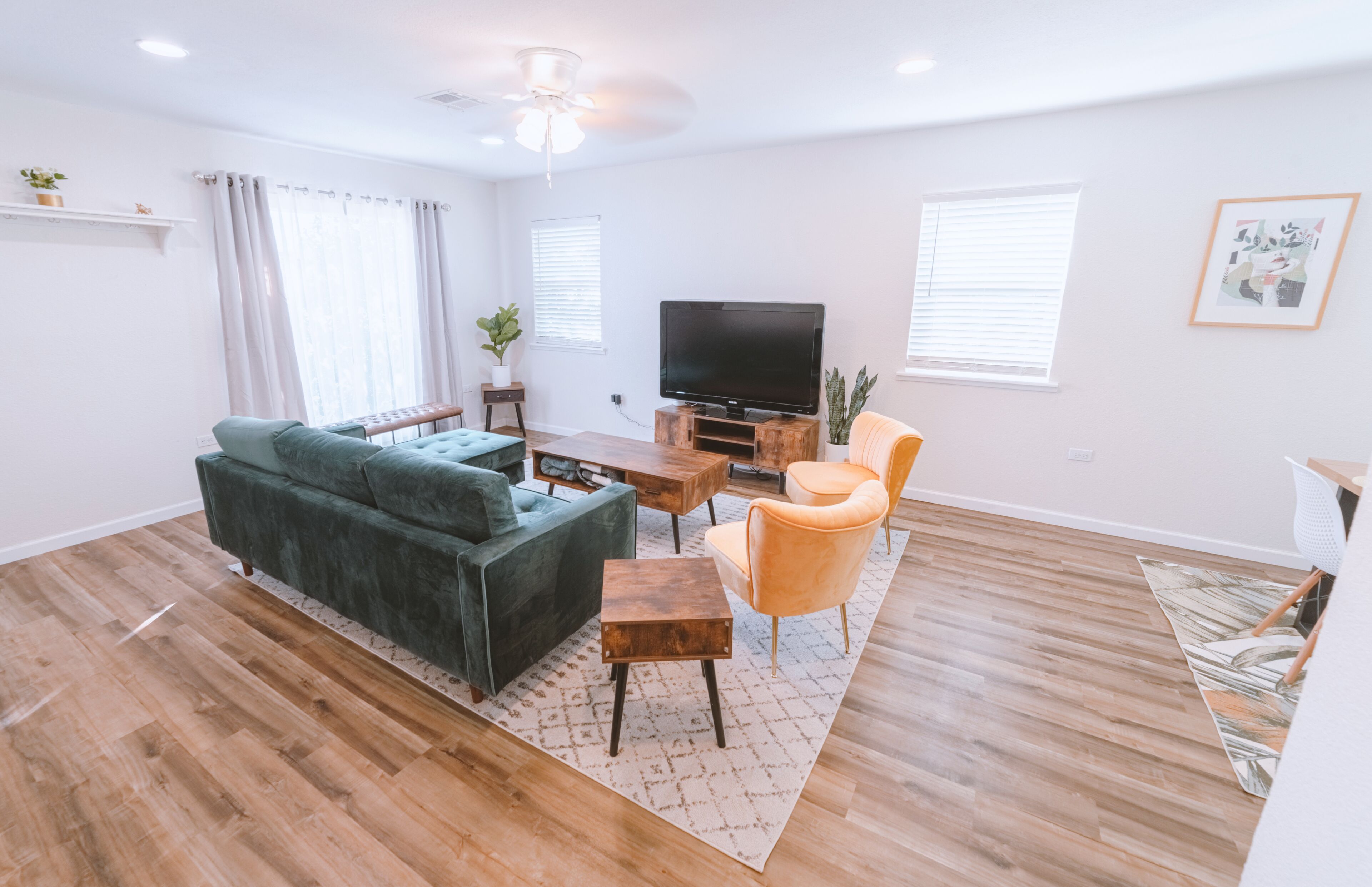 New & Modern | 3/2 | 3mi fm Silos | EV Charging!