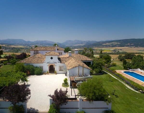 Exterior - Generous luxury estate with 360° views and a spacious pool (Arriate)