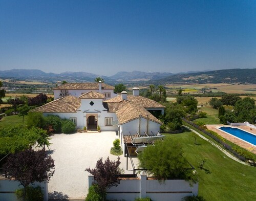 Generous luxury estate with 360° views and a spacious pool