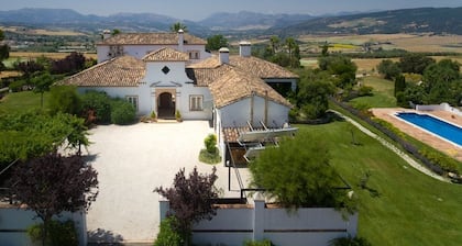 Generous luxury estate with 360° views and a spacious pool