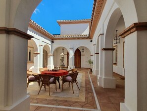 Outdoor dining - Generous luxury estate with 360° views and a spacious pool (Arriate)