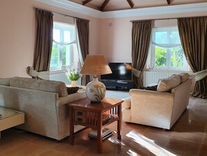 Smart TV, fireplace, books, stereo - Generous luxury estate with 360° views and a spacious pool (Arriate)