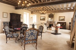 المنشأة من الداخل