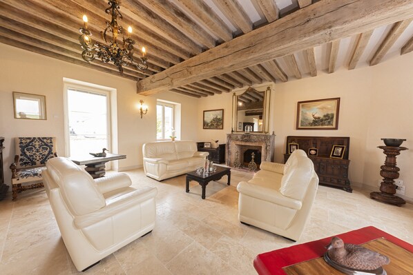 تلفزيون، مدفأة، كرة قدم الطاولة، تنس طاولة