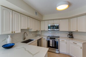 Private kitchen - Ocean Front Condo (Naples)