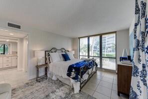 2 bedrooms, WiFi - Ocean Front Condo (Naples)