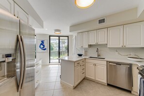 Private kitchen - Ocean Front Condo (Naples)