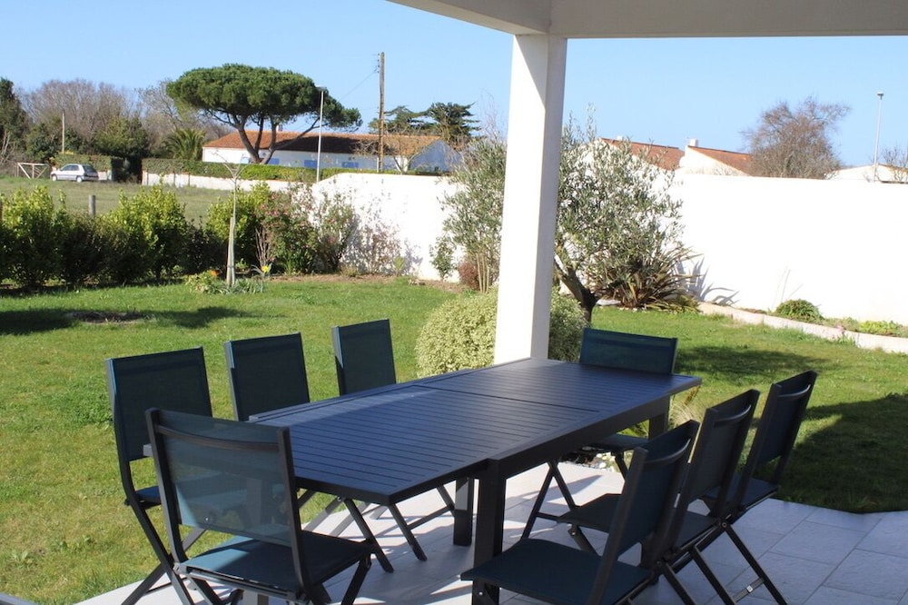 New comfortable house, beach on foot!