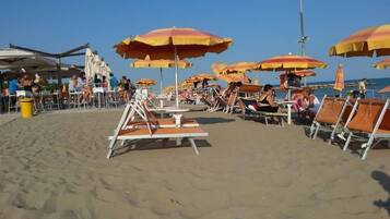 NĂ€ra stranden och solstolar