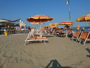 Nära stranden och solstolar