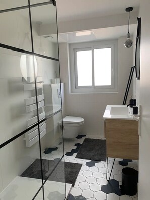 Shower, hair dryer, towels, soap - New: waterfront apartment.... L'Auguste welcomes you! (Royan)