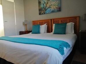 Basic Double Room | In-room safe, iron/ironing board, free WiFi, bed sheets - DRIFT SANDS (Gqeberha (Port Elizabeth))