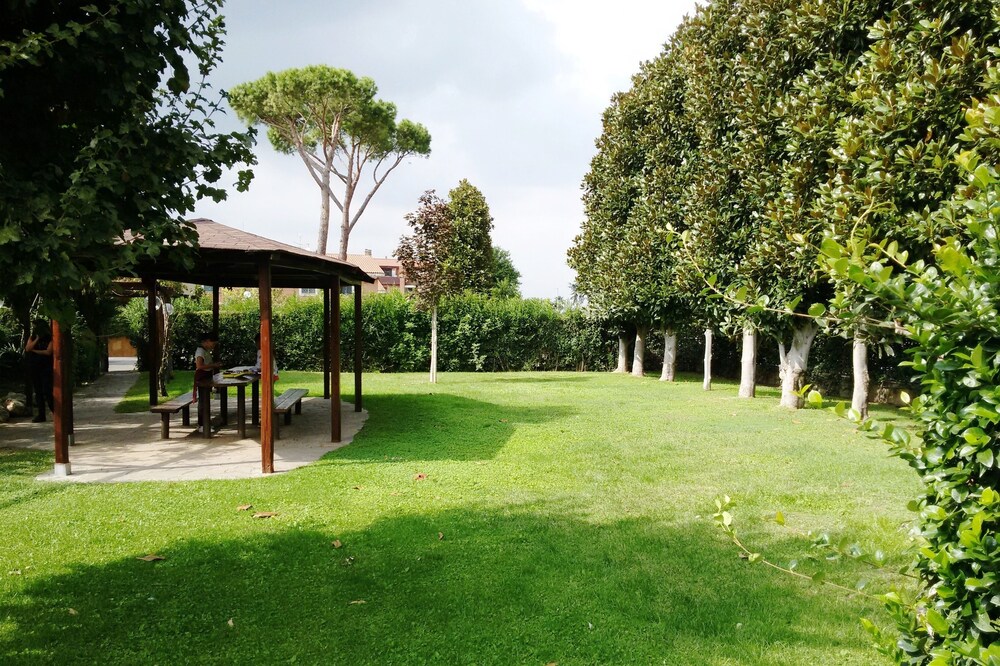 Private Suite in a Villa surrounded by greenery in Rome / Ciampino
