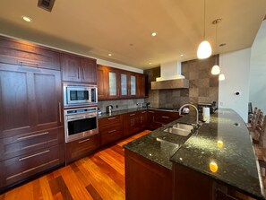 Kühlschrank, Ofen, Herdplatte, Wasserkocher mit Kaffee-/Teezubehör