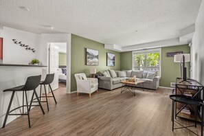 Smart TV, fireplace, books, stereo