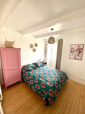 5 chambres, fer et planche à repasser, lit de bébé