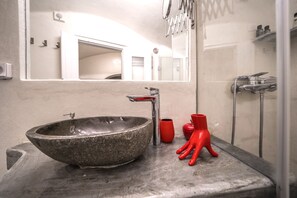 Douche, séchoir à cheveux, serviettes fournies, savon