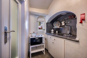 Fridge, microwave, oven, stovetop - TRADITIONAL CAVE in the heart of old OIA (Santorini)