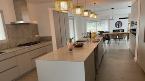 Kaffetrakter/tekoker, kjøleskap, mikrobølgeovn og ovn