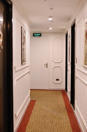 Hallway - Hồng Vận Hotel (Hanoi)