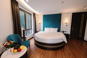 Honeymoon Double Room | Premium bedding, individually decorated, individually furnished, desk - Hồng Vận Hotel (Hanoi)
