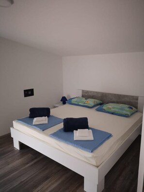 Departamento romántico, 1 habitación, balcón, vista al jardín | 1 habitación, decoración personalizada y muebles diferentes 
