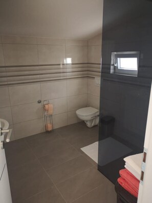 Romantic Apartment, 1 Bedroom, Balcony, Garden View | Bathroom | Shower, hair dryer, towels, soap - Apartments Tara (Razanac)