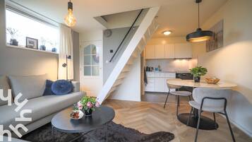 Fernseher, DVD-Player, Bücher, Stereoanlage