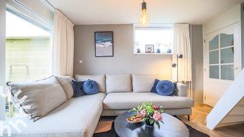 Fernseher, DVD-Player, Bücher, Stereoanlage