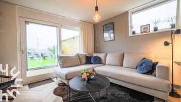 Een televisie, een dvd-speler, boeken en een stereo