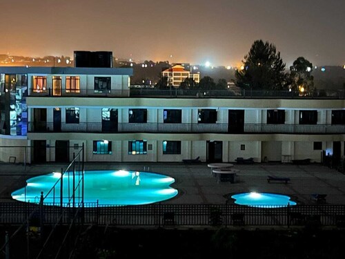 SPACIOUS 1,2 BEDROOM APARTMENT WITH GYM,SWIMMIMING POOL &LAKE VIEW