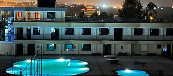 SPACIOUS 1,2 BEDROOM APARTMENT WITH GYM,SWIMMIMING POOL &LAKE VIEW