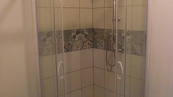 Douche, sèche-cheveux, serviettes fournies, papier toilette