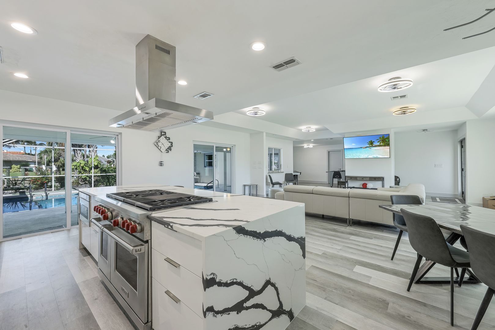 Luxury 5 BR Villa Water view & Direct Gulf Access