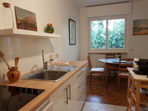 冰箱、微波炉、烤箱、炉灶