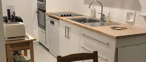 Frigorifero, microonde, forno, piano cottura